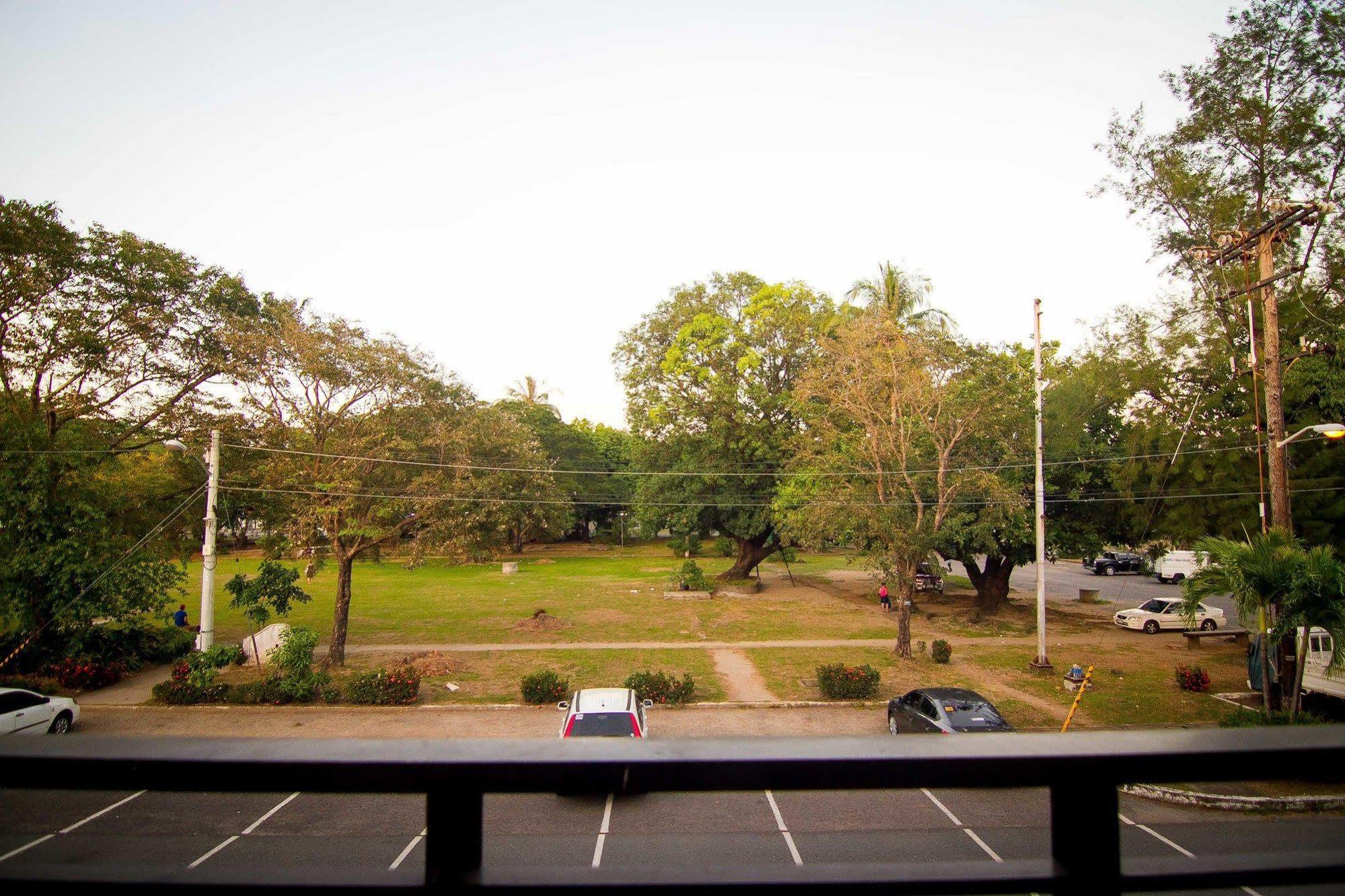 The Reef Hotel And Residences Olongapo Dış mekan fotoğraf